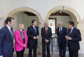 Mañueco visita la sede de la Fundación Duques de Soria