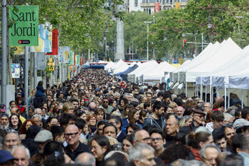 Escritores y lectores vuelven a llenar las calles de Barcelona