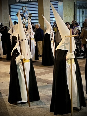 La procesión del Santo Entierro se abre paso en Soria