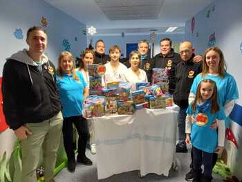 Aesclick dona juguetes al Hospital y a la iglesia de Camaretas