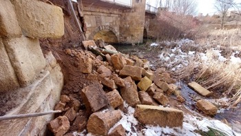 La borrasca tumba parte del puente de piedra medieval de Soria